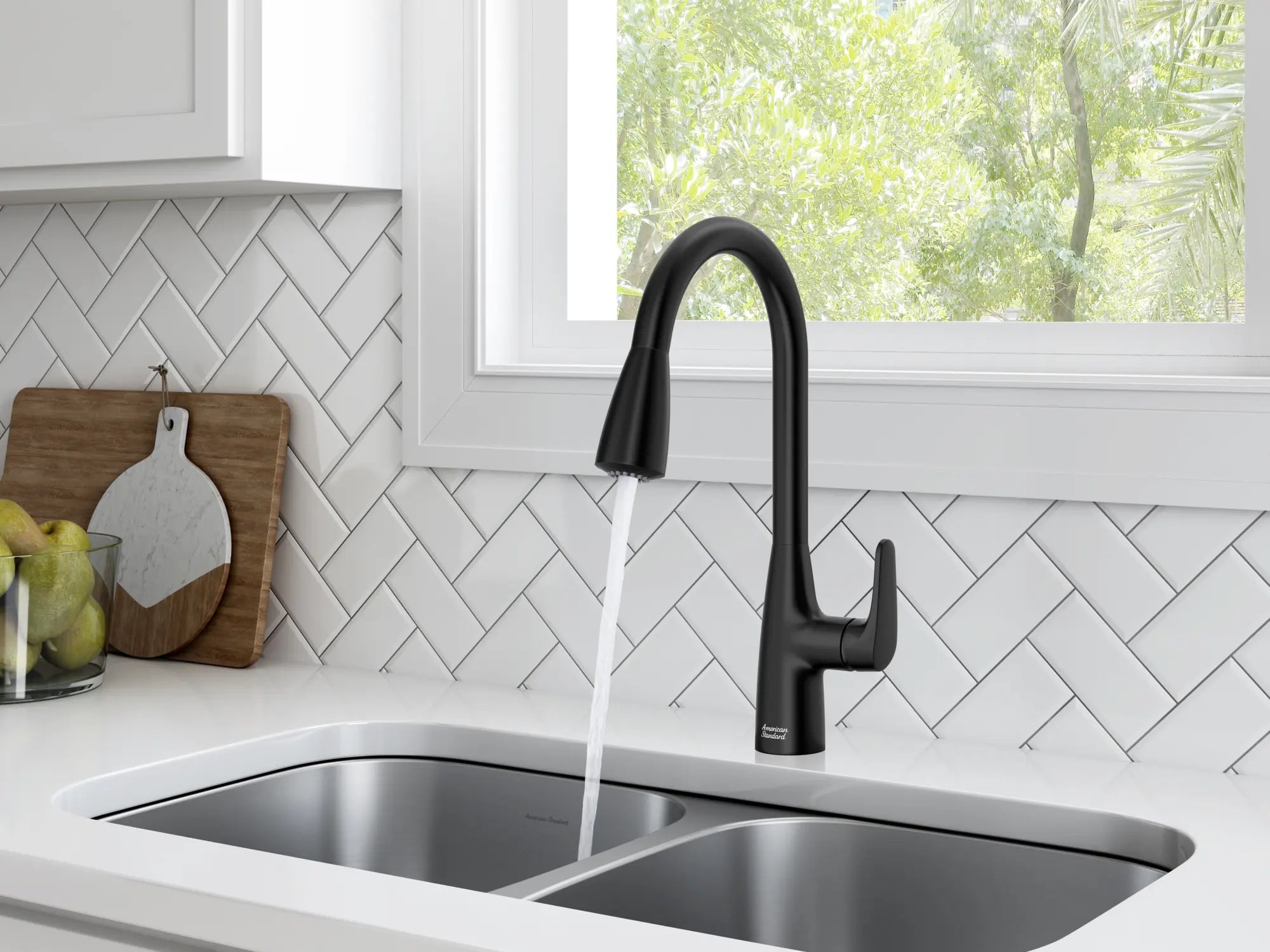 Colony® PRO Single-Handle Pull-Down Dual Spray Kitchen Faucet 1.5 gpm/5.7 L/min // MATTE BLACK // 153333_B-7077300.243_Water2_0_CDNwebp.webp