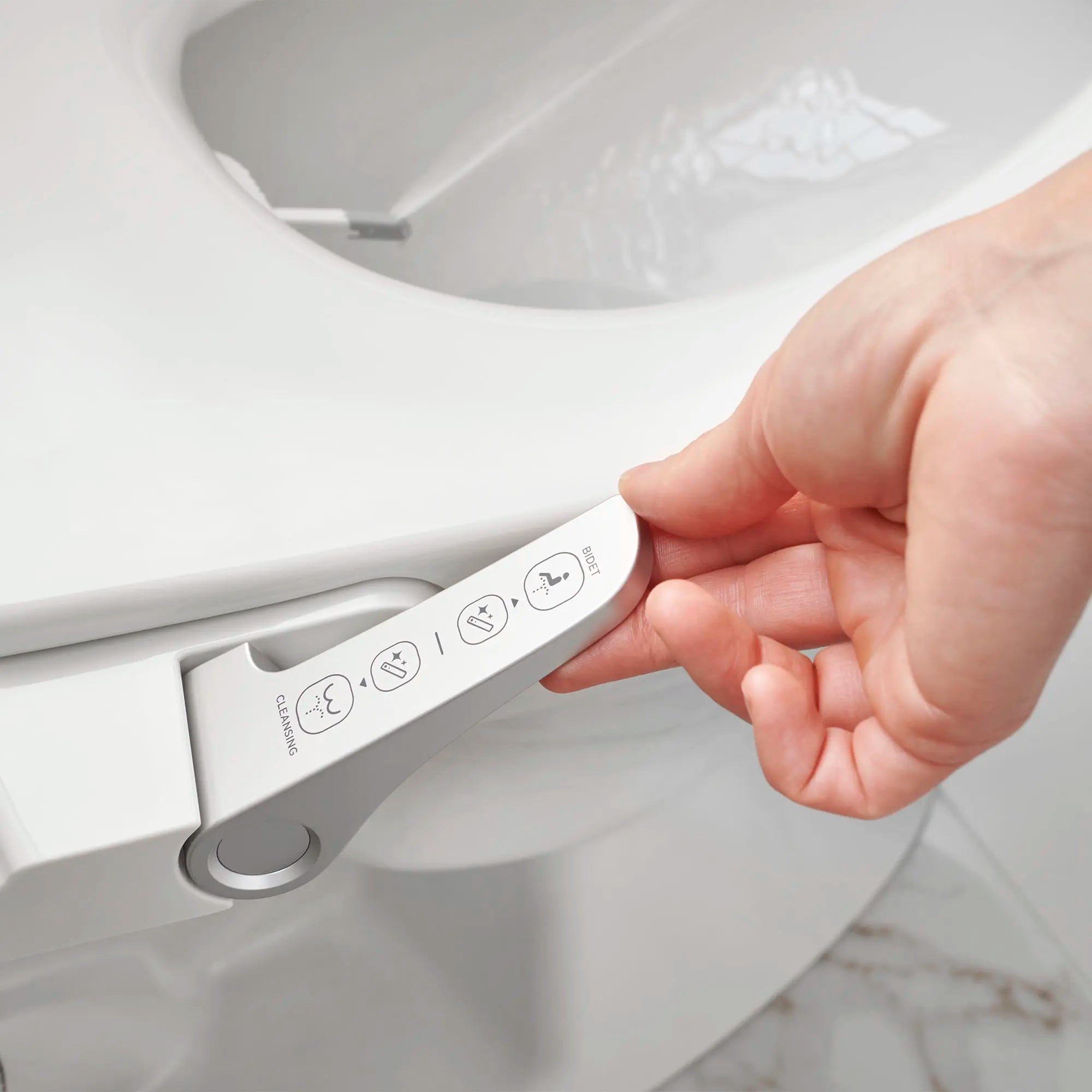 AquaWash® Slim Non-Electric SpaLet® Bidet Seat With Manual Operation // WHITE // 155725_B-215AA104.020_8033A65G.020_HandleDetail1_0_CDNwebp_509b7262-f2fa-42e1-920d-5e3ebd6be370.webp