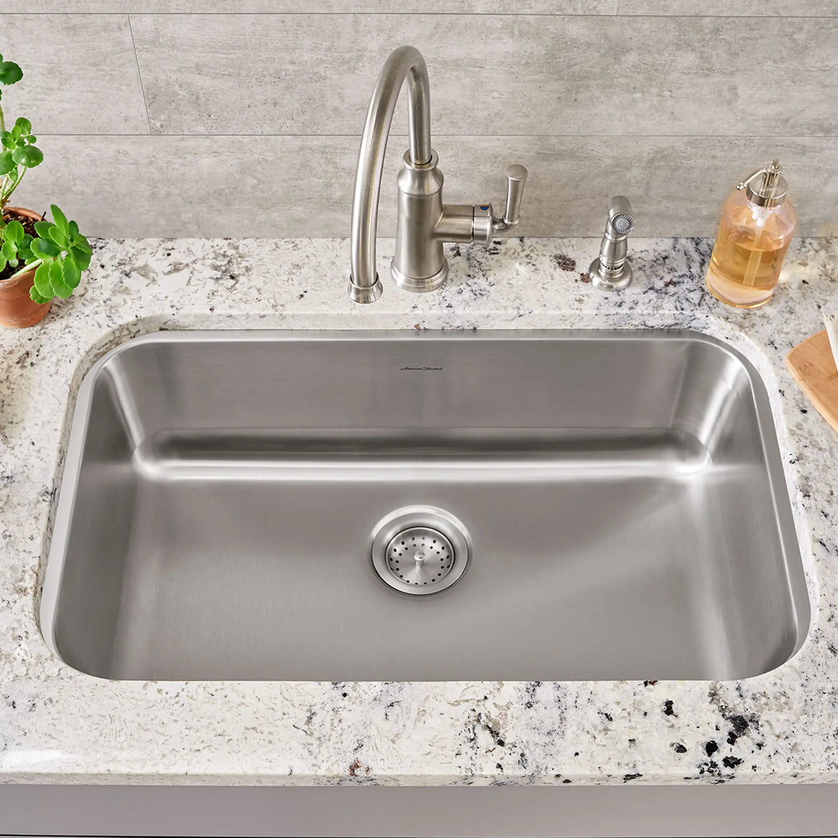 Portsmouth® 30 x 18-Inch Stainless Steel Undermount Single-Bowl Kitchen Sink // STAINLESS STEEL // 48103_18SB9301800S075_01_0_CDNwebp_6726c1cc-818d-4af0-b938-0e46549e962e.webp
